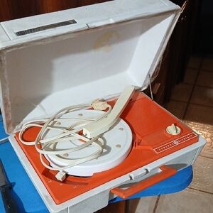 Vintage Record V2 11G Player with Case Needs Needle